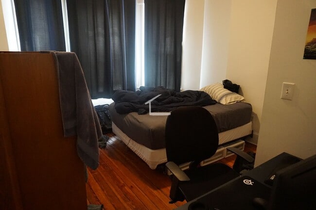 Large 2 bed unit on the Green Line with he... - Large 2 bed unit on the Green Line with he... House