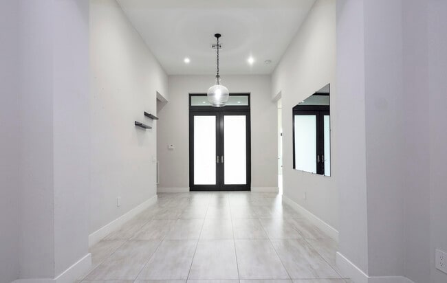 Building Photo - 5663 Brookfield Cir W