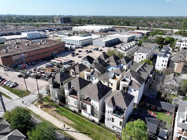 Building Photo - 2014 Sabine St