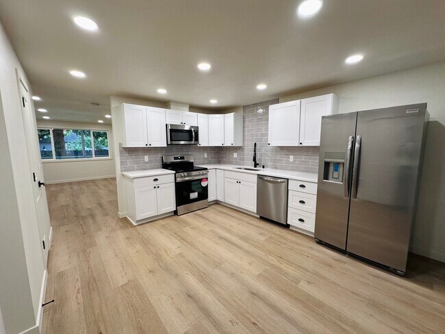 Cocina totalmente renovada con electrodomésticos nuevos (nevera, cocina, lavavajillas, microondas). - 1014 W 23rd St