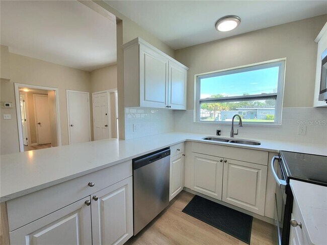 Building Photo - 6267 Hampton Dr N