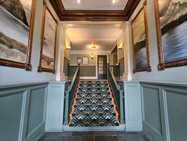 Building Photo - Beautiful Studio Apartment with Hardwood Flooring and Natural Light!