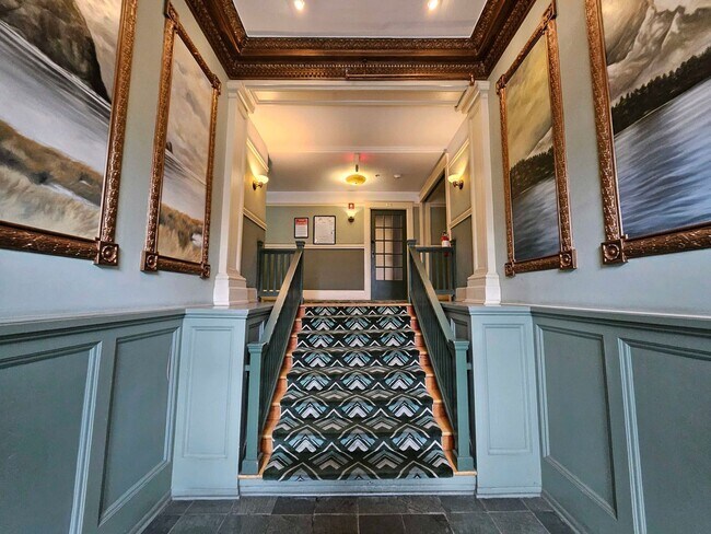 Foto del edificio - Beautiful Studio Apartment with Hardwood Flooring and Natural Light!