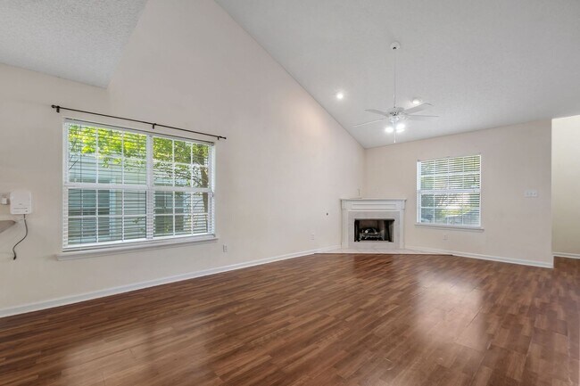 Foto del edificio - NE Tallahassee Townhome with Community Pool