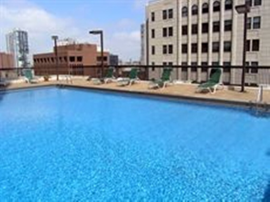 Foto principal - 1121 N LaSalle Dr