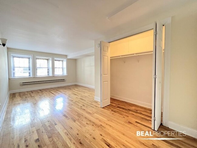Foto del edificio - 0 bedroom in CHICAGO IL 60610