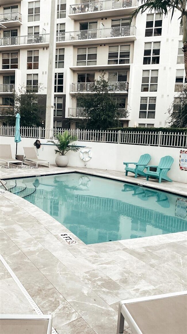 Foto del edificio - 455 NE 25th St