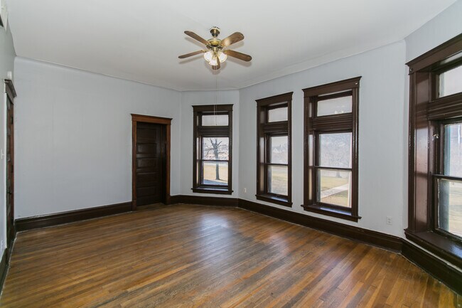 Foto del edificio - 2332 W 42nd St