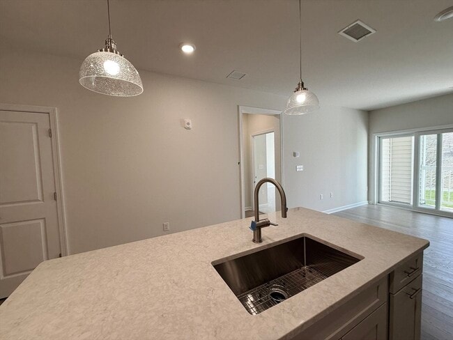 Building Photo - 6 Stratton Dr