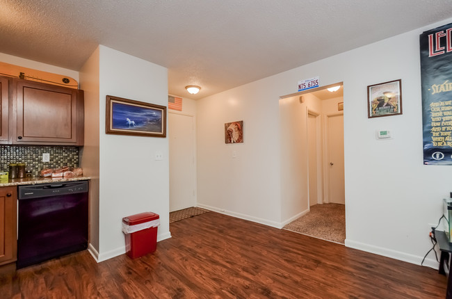 Building Photo - Newly Remodeled 1 Bedroom