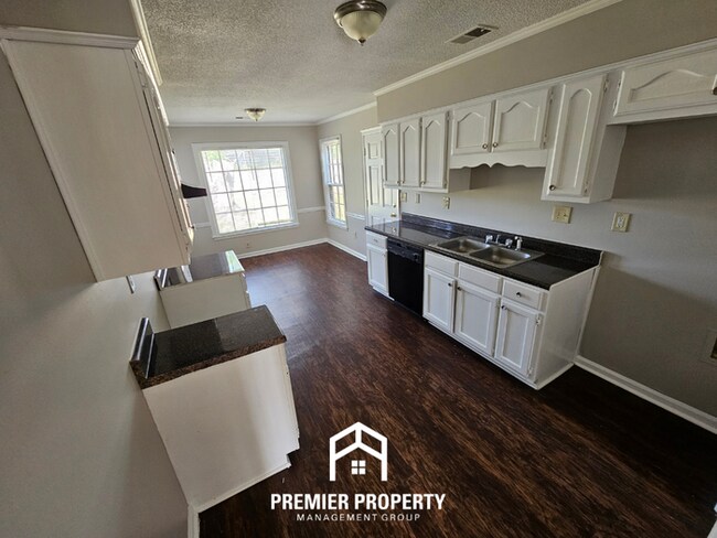 Foto del edificio - Modern 3BR/2BA with Soaring Vaulted Ceilings | Fireplace, Garage & Deck