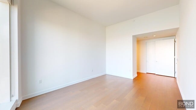 Building Photo - 400 W 61st St