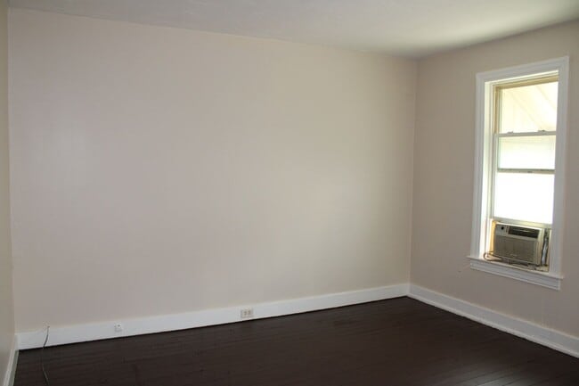 Building Photo - 2-Bedroom Second-Floor Apartment