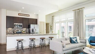 Building Photo - 668 W Dallas St Building Photo - 668 W Dallas St