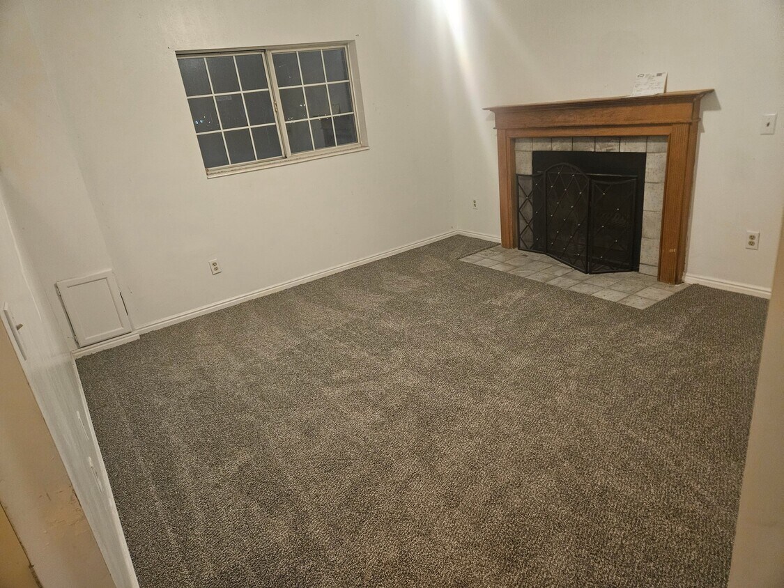 Building Photo - 5565 Hunter Dr