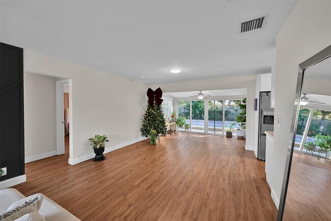 Foto del edificio - 5708 NW 24th St