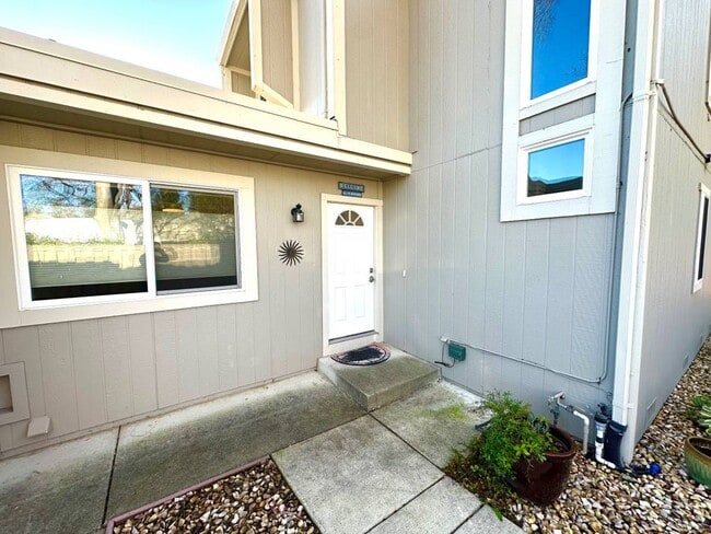 Foto del edificio - Virginia Hills-3 Bedroom, 2 Bath, Townhome with Garage and Pool