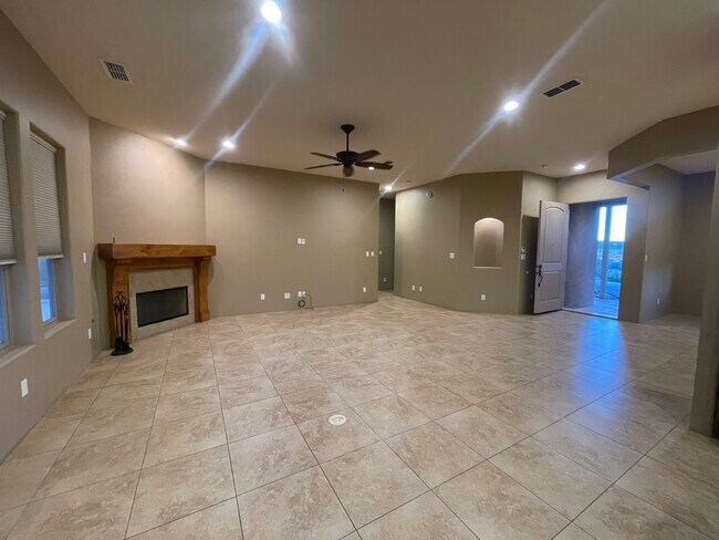 Foto del edificio - 42 Express Blvd