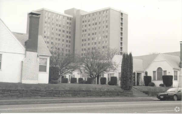 Building Photo - 4325 NE Halsey St