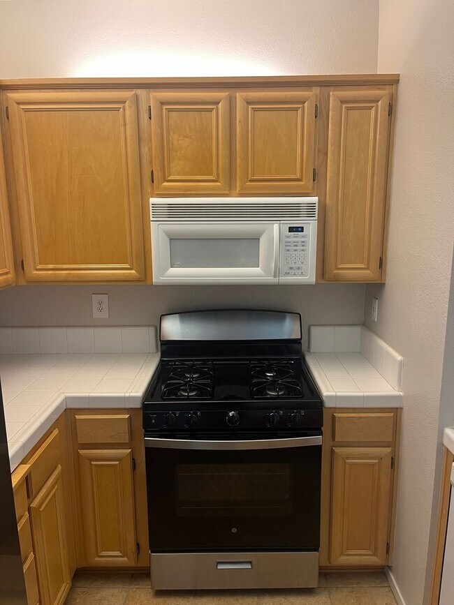 Foto del edificio - Modern Tri-Level Unit in Basking Ridge with High Ceilings, Spacious Primary Suite & Easy Hwy Access