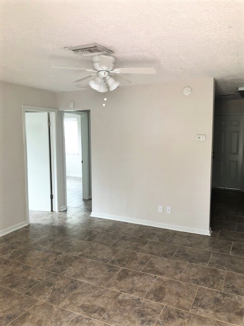 Building Photo - 3302 Cambridge Dr