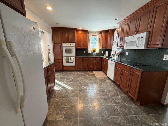 Building Photo - 32 Landview Dr