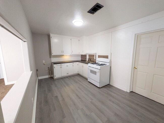 Building Photo - 290 Hebert Dr