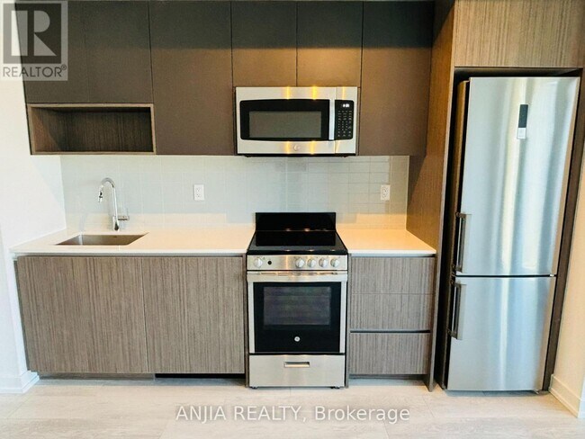 Photo du bâtiment - 801 The Queensway