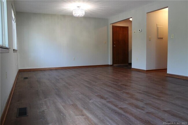 Building Photo - 102 Hilltop Dr