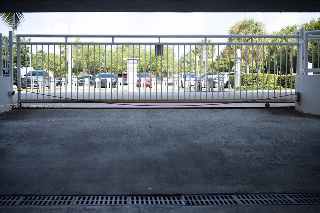 Foto del edificio - 7832 Collins Ave