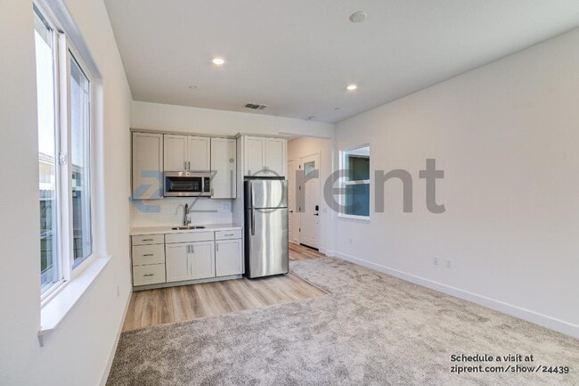 Building Photo - 8333 Evans Tree Dr S