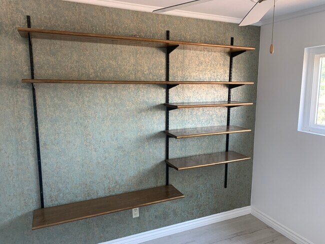 Foto del edificio - 7560 Corbin Ave