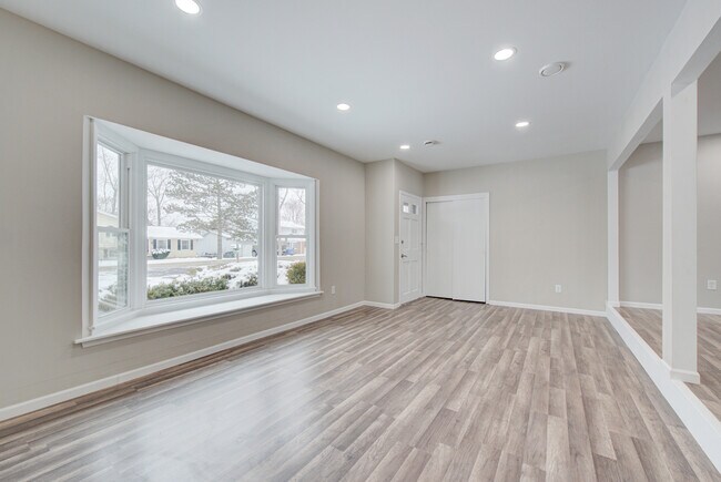 Building Photo - 405 S Thornwood Dr