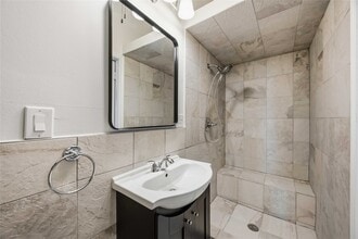 Building Photo - 5302 Saxon Dr