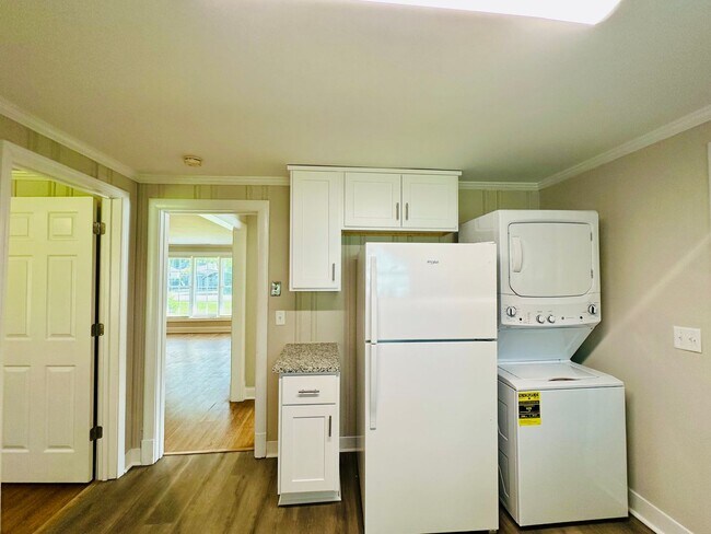 Foto del edificio - WILSHIRE BLVD - 3 Bedroom + Flex Space - minutes to UNCW!