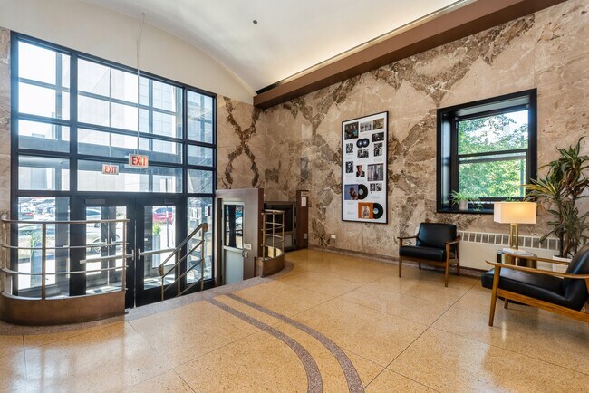 Building Photo - 320 E 21st St