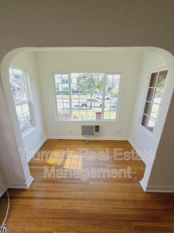 Building Photo - 935 E LexingtonDr