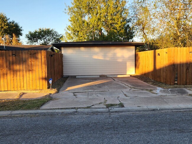 Foto del edificio - 1050 Shephard Dr