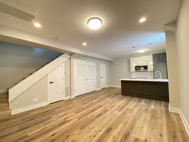 Building Photo - 2650 W 21st Plz