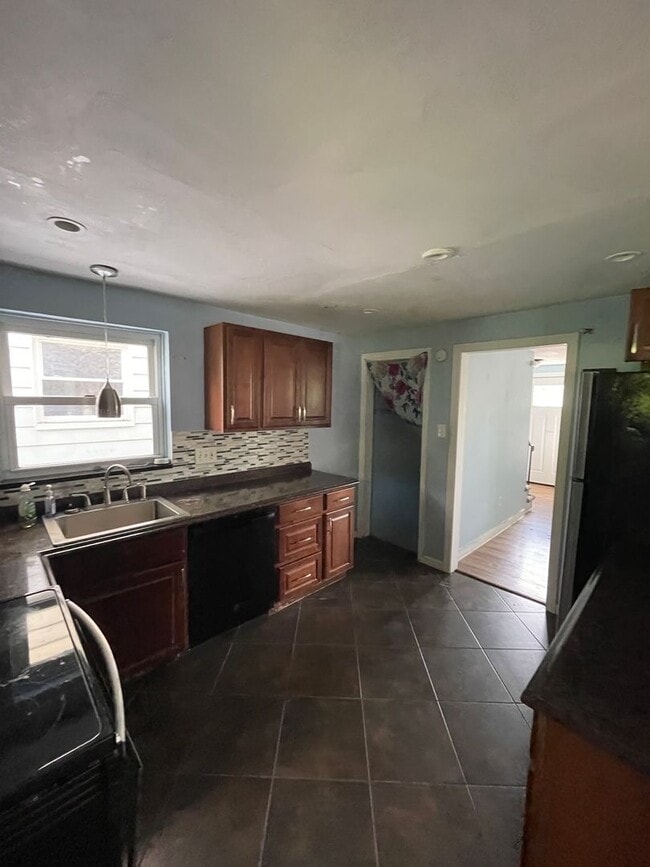 Building Photo - 2 bed 1.5 bath home in Pittsburgh Pa!
