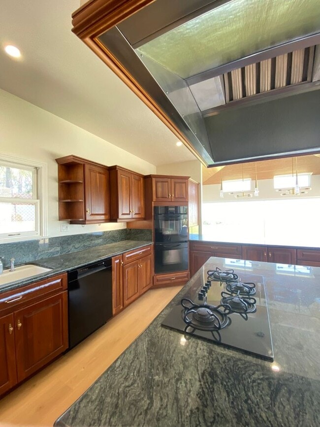 Building Photo - 3 bed 3.5 bath House with Ocean Views