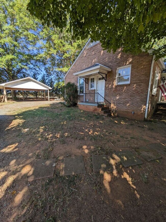 Building Photo - 2BD/2BA Home in Conover w/ Washer & Dryer ...