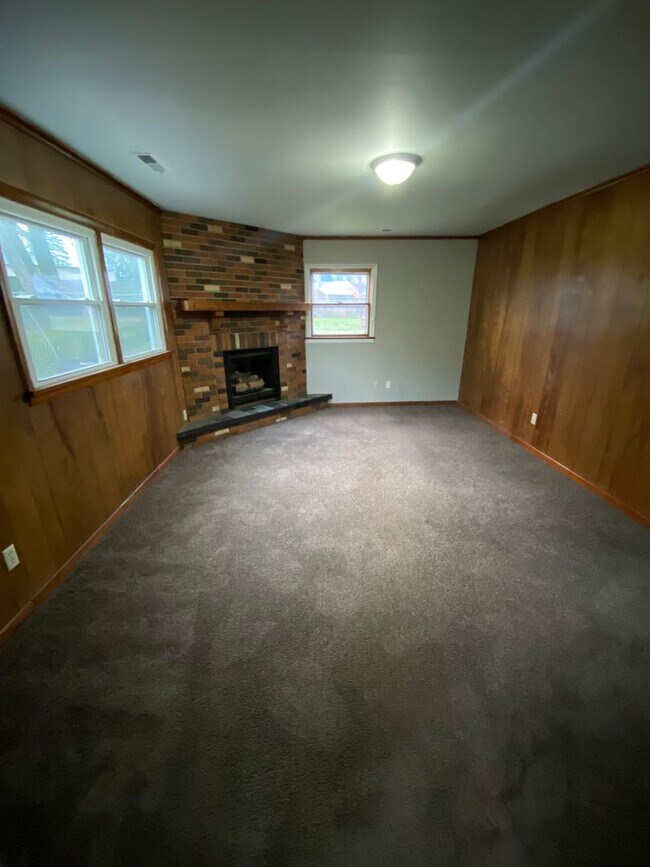 Building Photo - 733 Goshen Ave