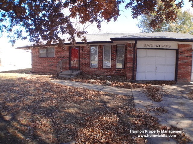 Primary Photo - Large 3 Bed 2 Bath Duplex Located Near 13t...