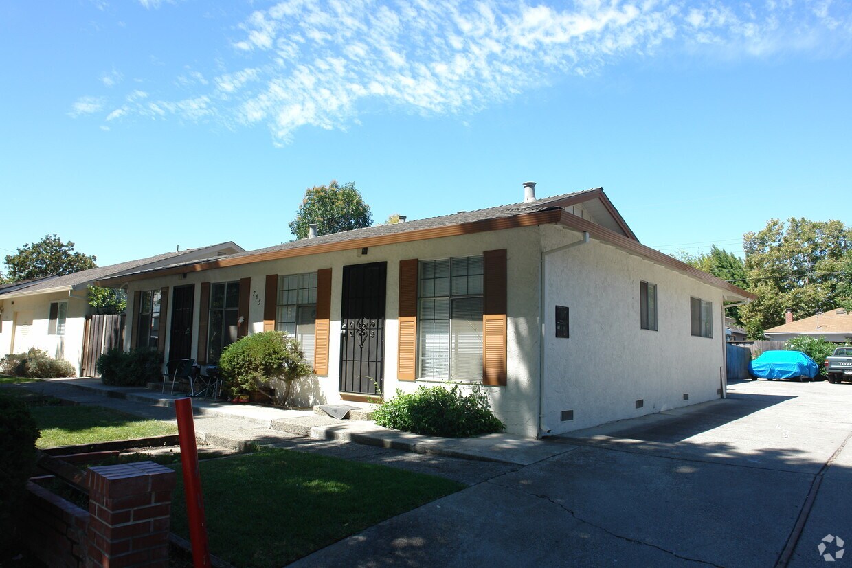 Foto principal - 785 Nevin Way