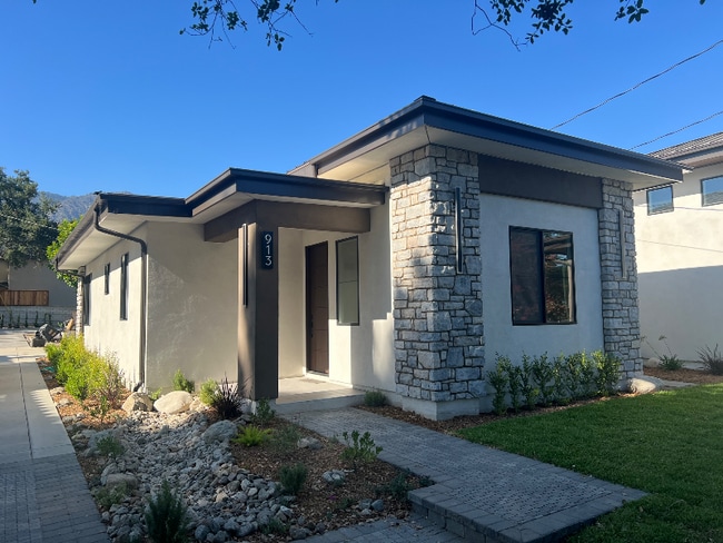 Building Photo - 913 Wildrose Ave
