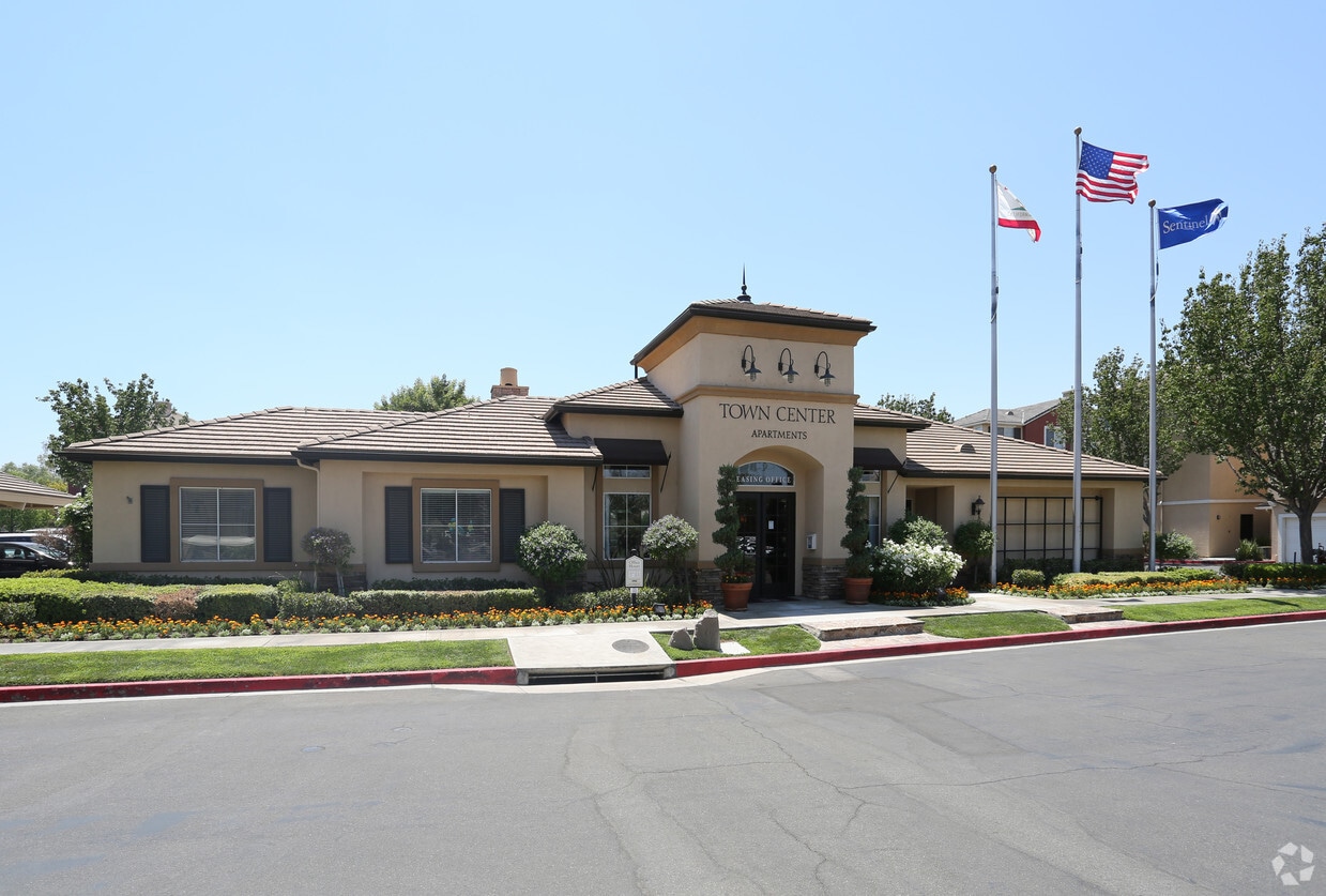 Town Center Apartments Valencia, CA