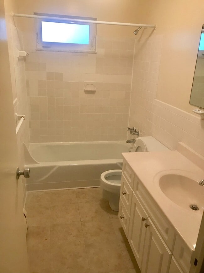 Photo - Lakeview 1 BR Apartment