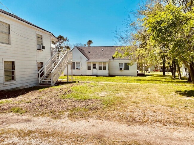 Building Photo - BEAUTIFUL RECENTLY REMODELED 1 BEDROOM 1 B...