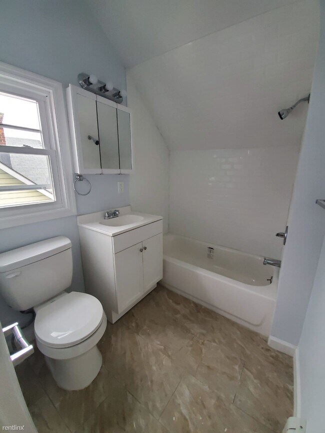 Building Photo - 4 br, 2 bath House - 744 Highland Ave Unit 2